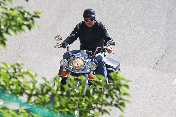 George Clooney circula por cidade italiana com sua poderosa moto