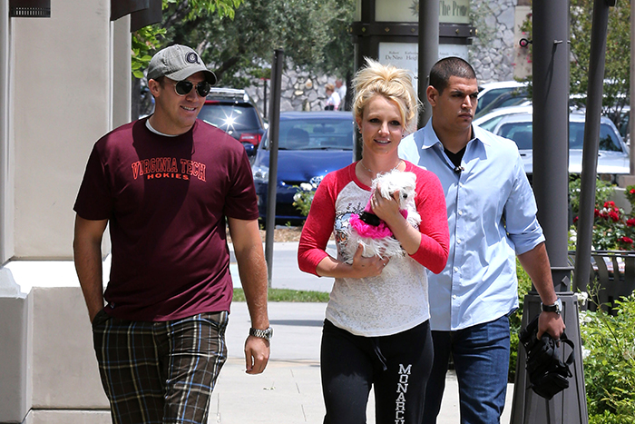 Britney Spears passeia com o namorado e sua pet