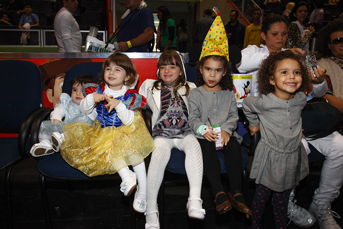 Após festinha, Rafaella curte Disney On Ice com as filhas de Ronaldo