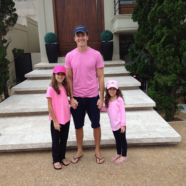 Com camisetas cor de rosa, Rodrigo Faro e as filhas vão a passeio
