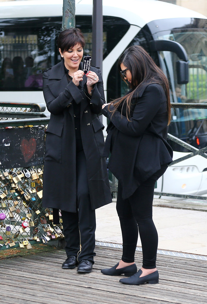 Kim Kardashian faz ritual romântico do cadeado em Paris com a mãe