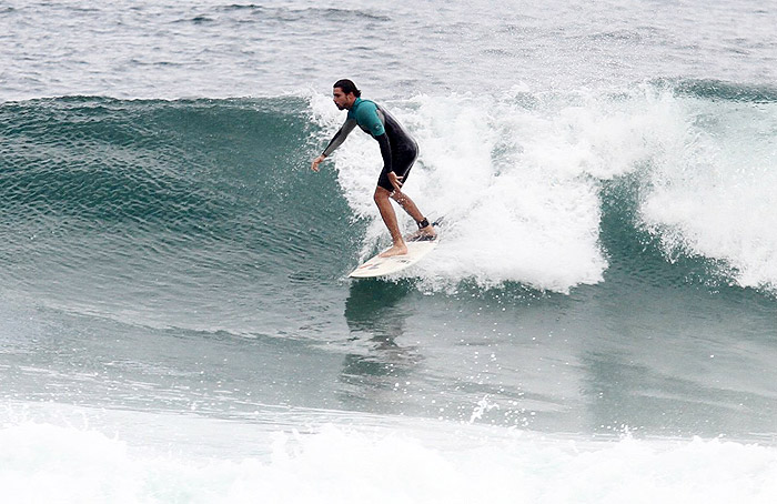 Cauã Reymond pega onda e domina prancha de surf