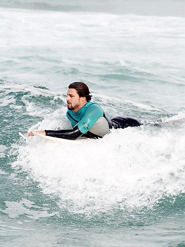 Cauã Reymond pega onda e domina prancha de surf
