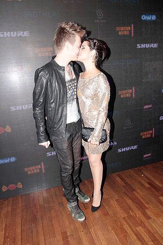 O casal apaixonado trocou beijos antes da apresentação de Michel Teló