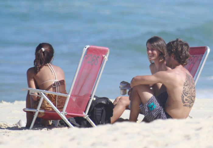 Kayky Brito aproveita dia de sol em praia com amigos