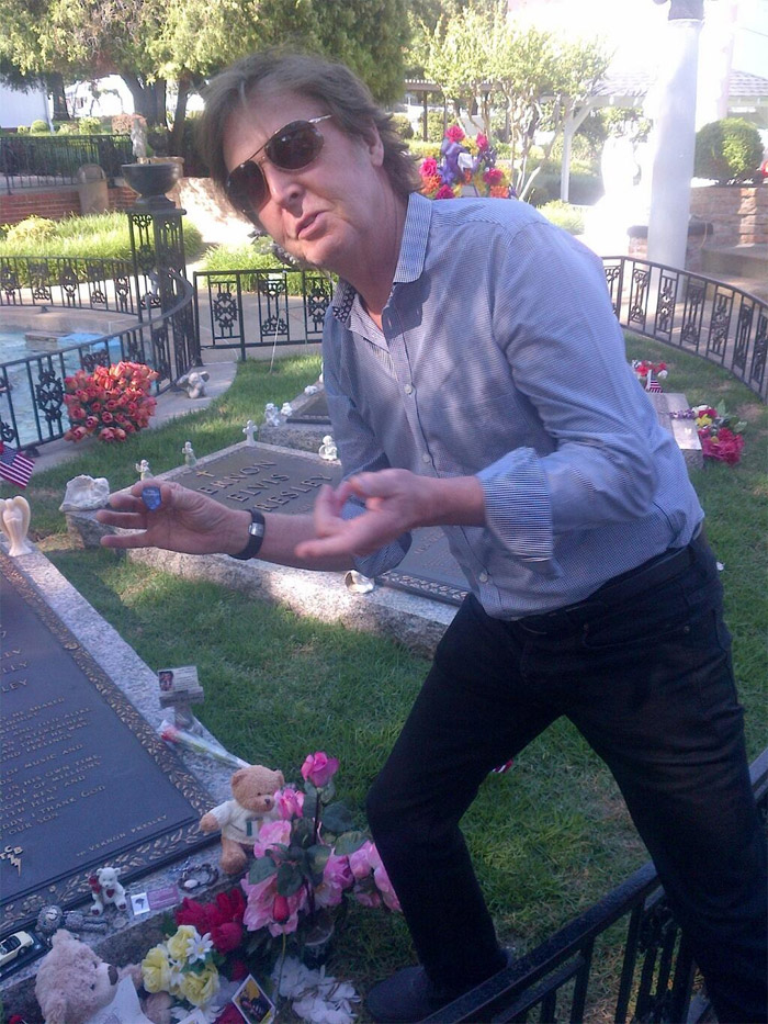 Paul McCartney visita túmulo de Elvis e deixa palheta para “ele tocar no céu”