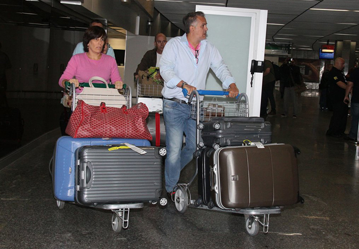 Gloria Pires chega ao Rio carregada de malas