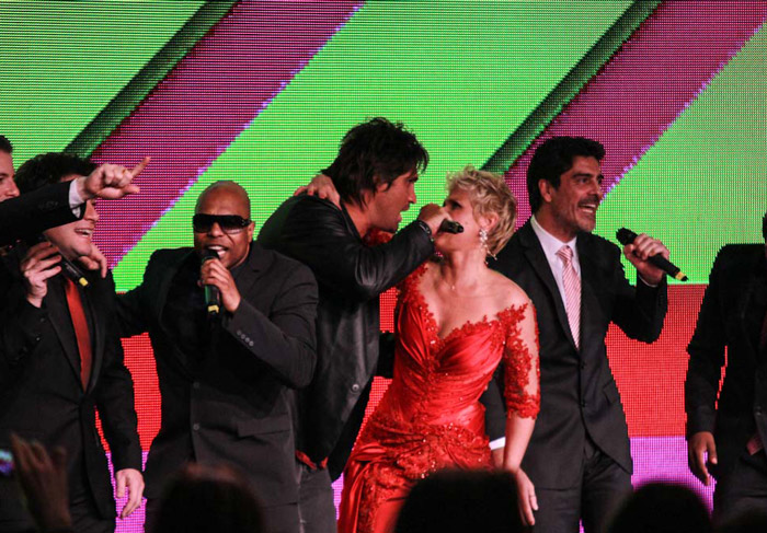 Xuxa canta com seus convidados no palco