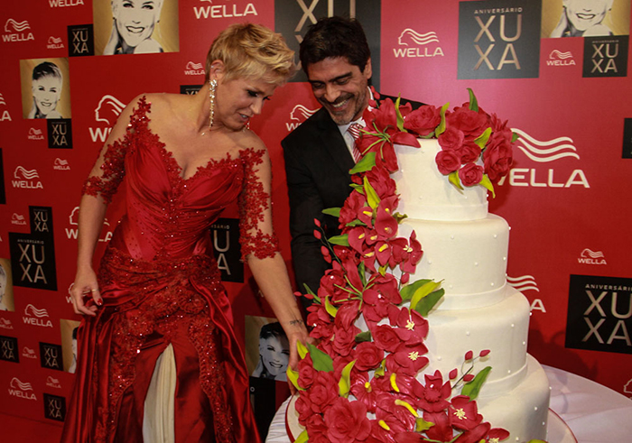 Xuxa corta seu bolo ao lado do namorado, Junno