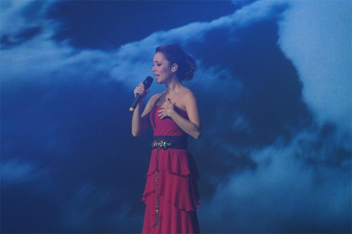 Sandy canta em homenagem à Xuxa
