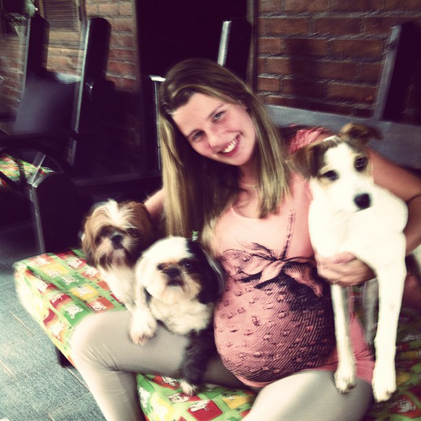 Debby Lagranha exibe o barrigão de 8 meses ao lado de seus 3 cachorros