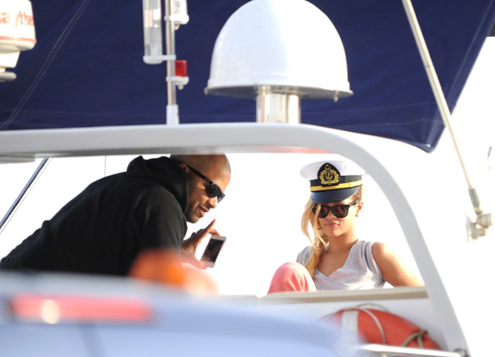 Rihanna navega por Istambul com chapéu de capitão
