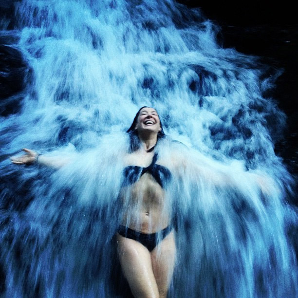 Claudia Raia repõe suas energias em cachoeira