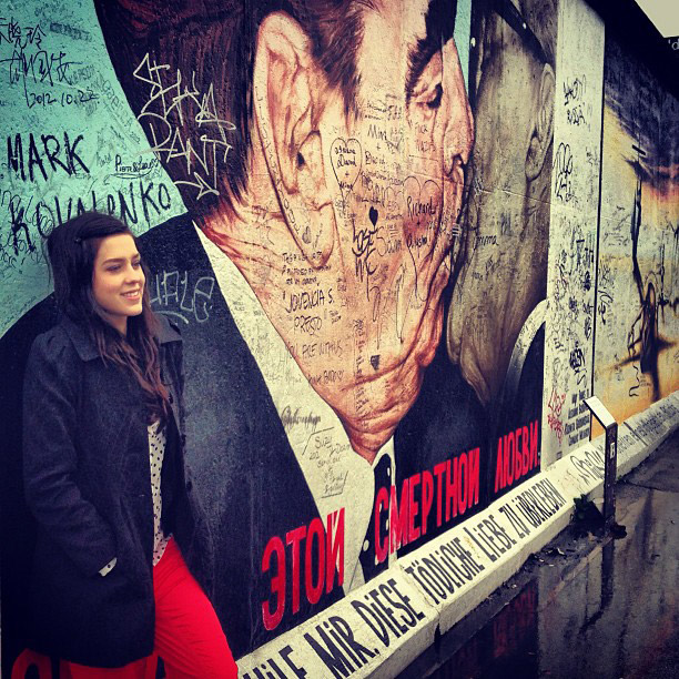 Fiuk e Sophia Abrão posam em frente aos restos do Muro de Berlim