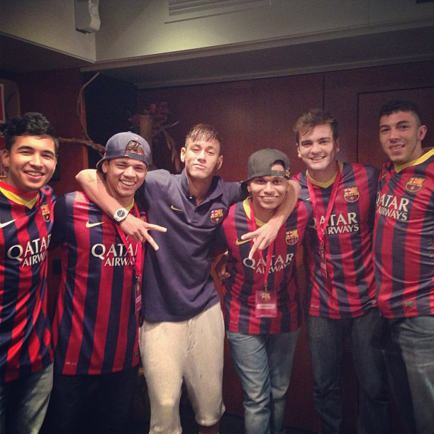 Neymar abraça amigos após sua apresentação em Barcelona