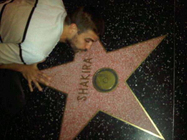 Gerard Piqué beija a estrela de Shakira na Calçada da Fama