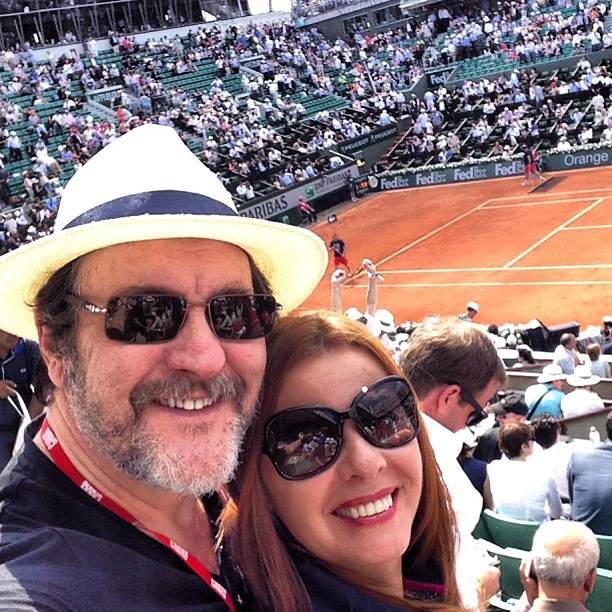 Antonio Calloni assiste torneio de tênis com sua esposa