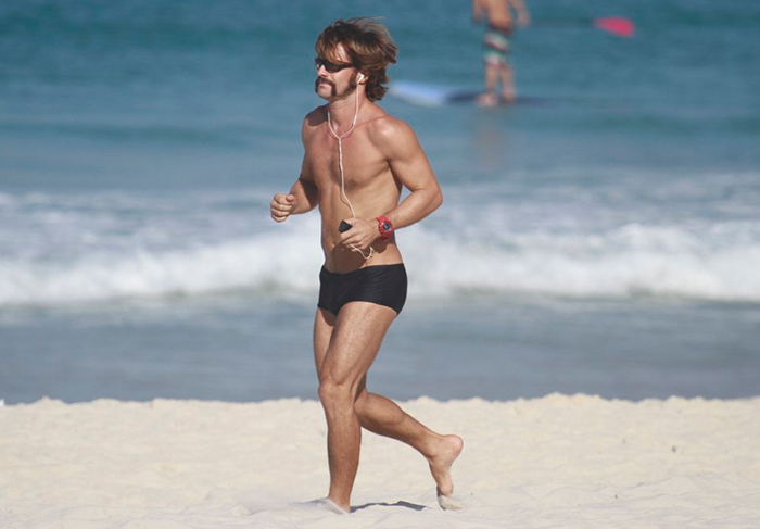 Cláudio Heinrich exibe corpo saradíssimo em praia do Rio de Janeiro