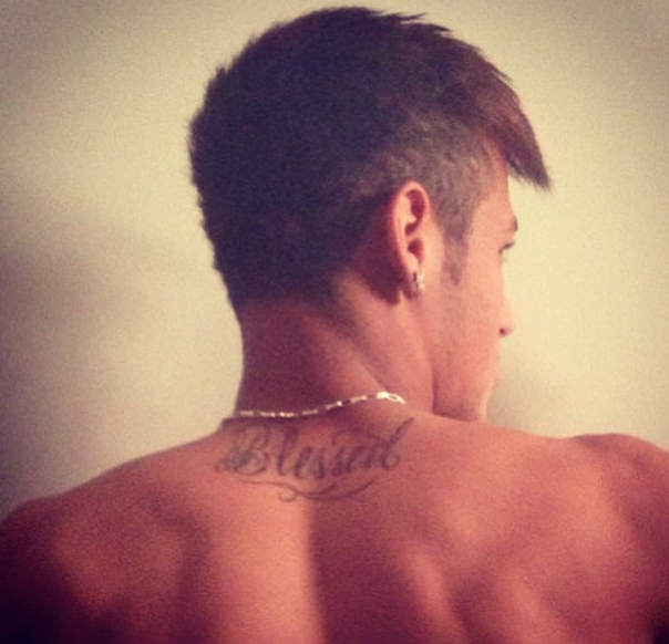 Neymar faz tatuagem com a palavra ´Abençoado´em inglês