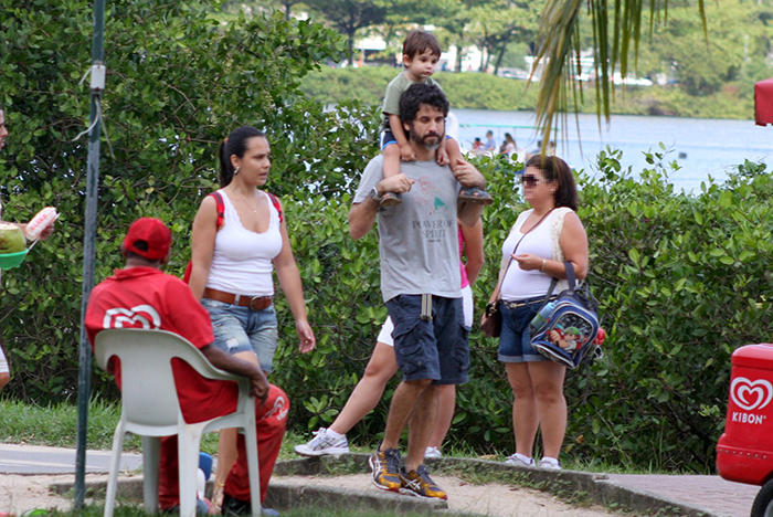  Eriberto Leão passeia com o filho e a esposa na Lagoa Rodrigo de Freitas