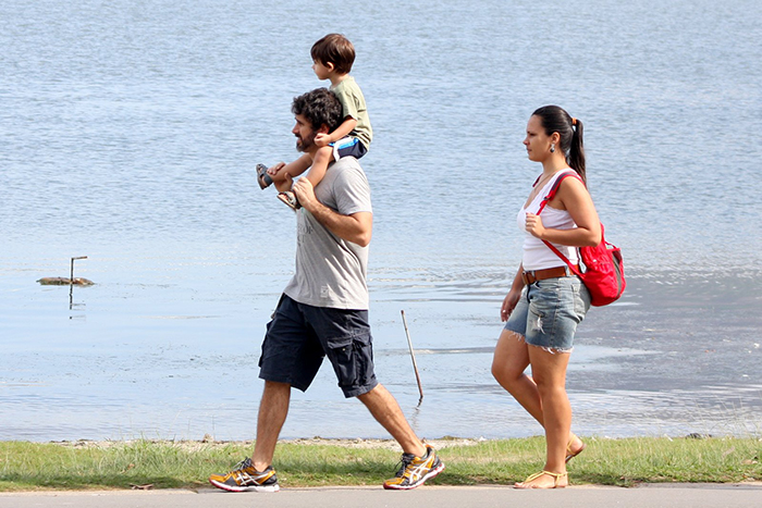 Eriberto Leão passeia com o filho e a esposa na Lagoa Rodrigo de Freitas
