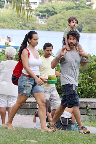 Eriberto Leão passeia com o filho e a esposa na Lagoa Rodrigo de Freitas