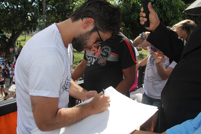 Em Belém, Bruno participou da passeata da ONG Anjos Vira-Latas