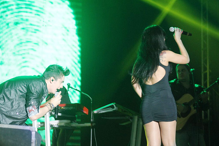 Luan Santana sensualiza durante show para delírio das fãs