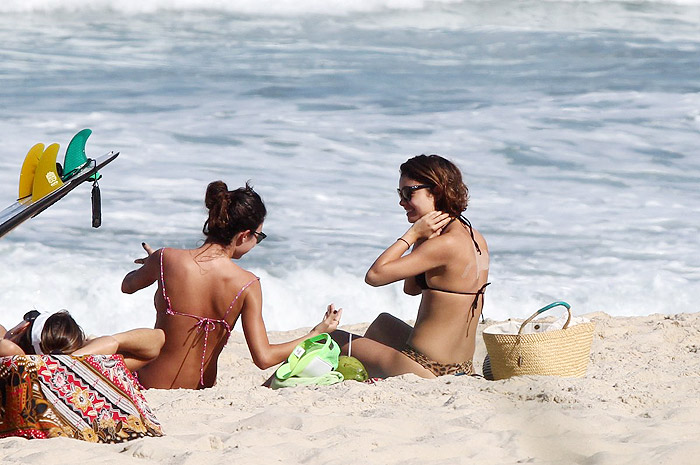 Com Thaila Ayala na praia, Paulo Vilhena ensina Sophie Charlotte a surfar