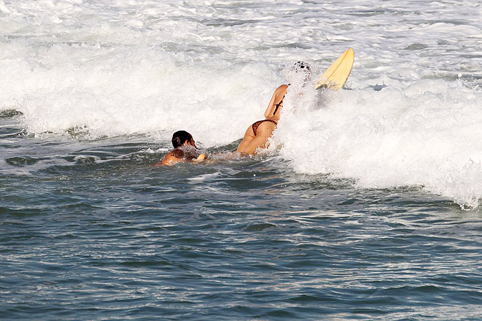 Com Thaila Ayala na praia, Paulo Vilhena ensina Sophie Charlotte a surfar