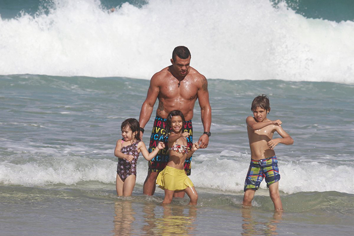 Filhos de Belfort imitam gestos de lutador do papai e se divertem na praia