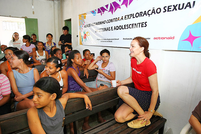 Júlia Lemmertz faz palestra em comunidade carente em Recife