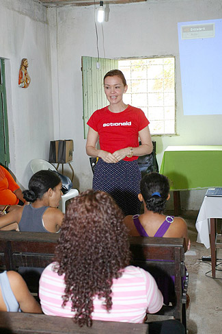 Júlia Lemmertz faz palestra em comunidade carente em Recife
