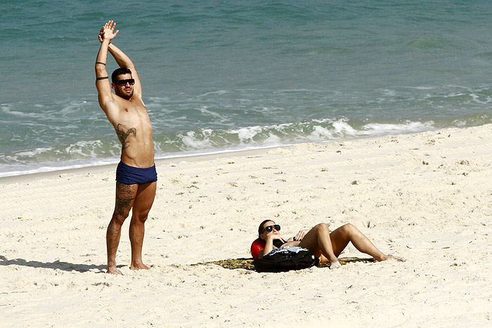 Dia dos Namorados: Yuri joga bola com a amada na praia