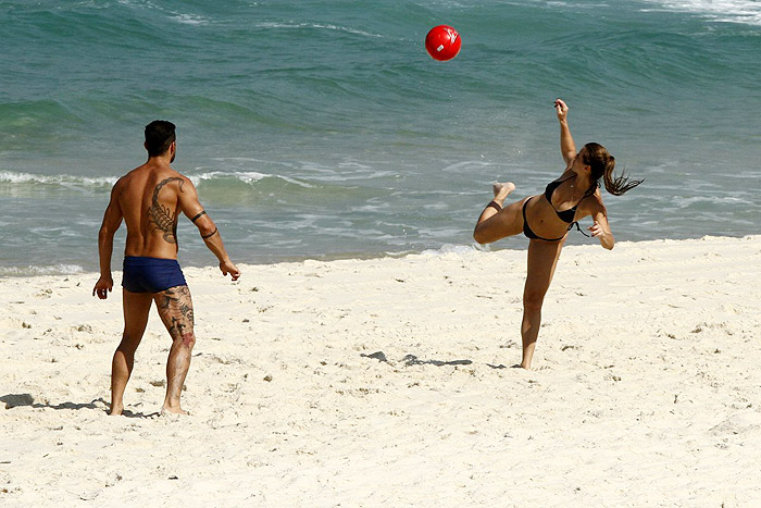 Dia dos Namorados: Yuri joga bola com a amada na praia