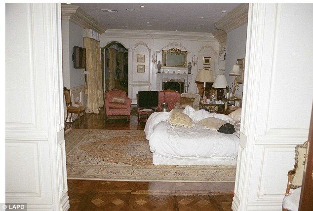 Polícia divulga fotos inéditas do quarto de Michael Jackson no dia de sua morte