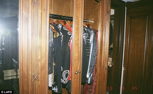Polícia divulga fotos inéditas do quarto de Michael Jackson no dia de sua morte