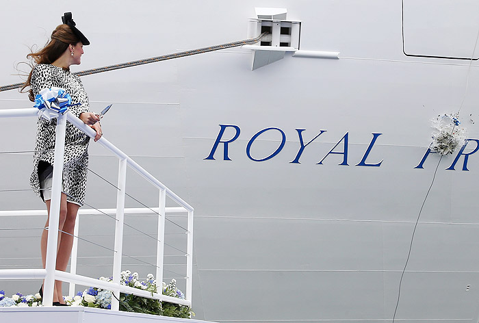 Aos 8 meses de gravidez, Kate Middleton inaugura navio 
