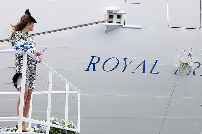 Aos 8 meses de gravidez, Kate Middleton inaugura navio 