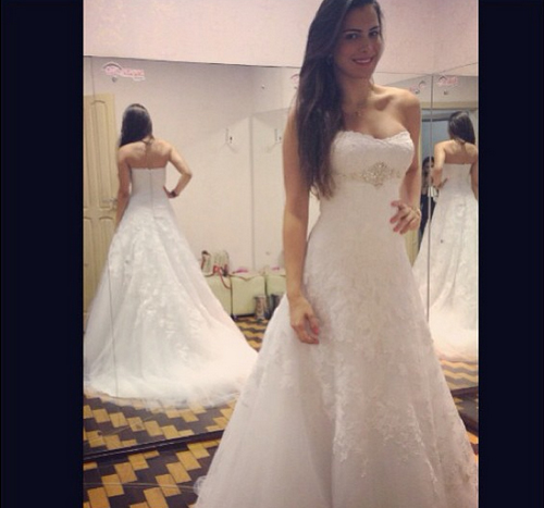 Ex-BBB Kamilla Salgado posa com vestido de noiva