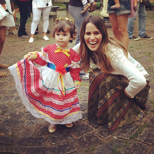 Fernanda Pontes leva filha para primeira festa junina