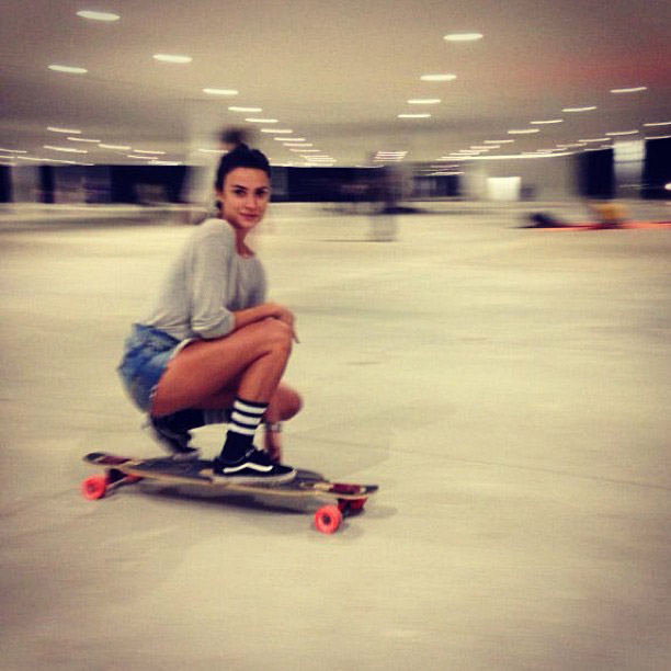 Thaila Ayala passeia de skate