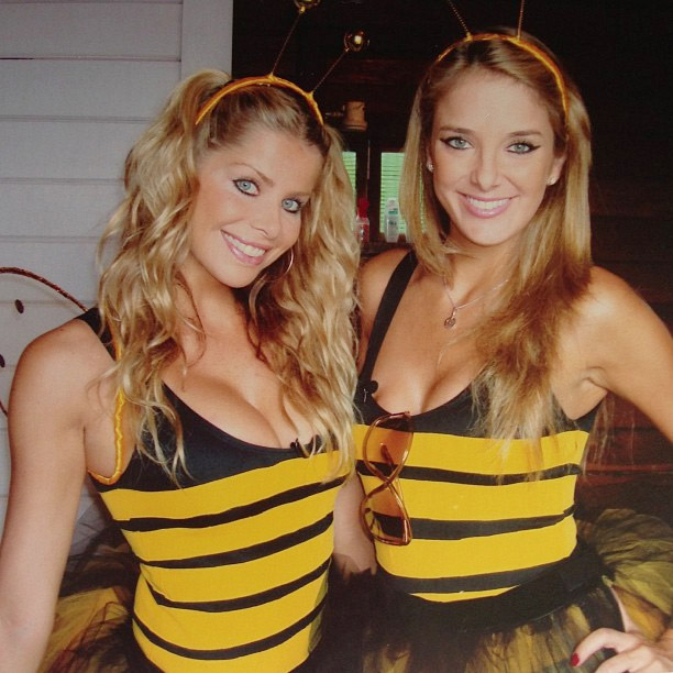 Karina Bacchi posta foto fantasiada de abelhinha com Ticiane Pinheiro