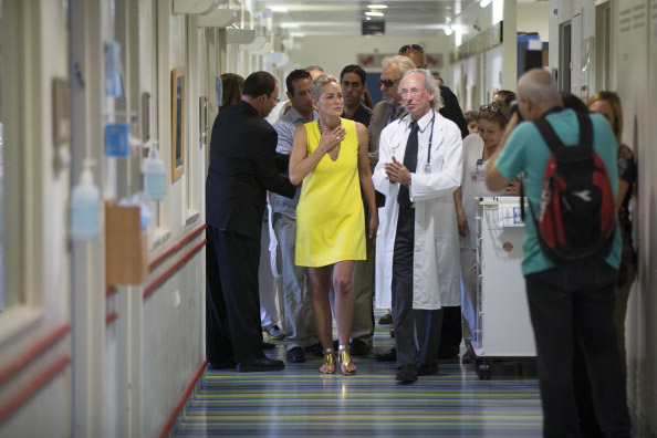 Sharon Stone faz visita a hospital em Israel