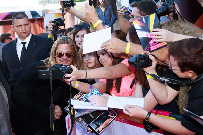 Simpático, Brad Pitt atende fãs no Festival de Cinema de Moscou 