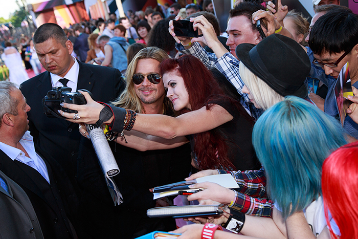 Simpático, Brad Pitt atende fãs no Festival de Cinema de Moscou 