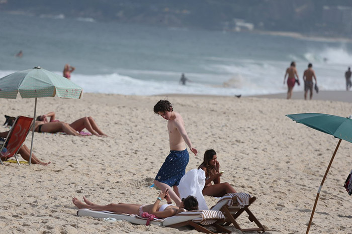 Emma Roberts e Freddie Highmore curtem piscina de hotel no Rio