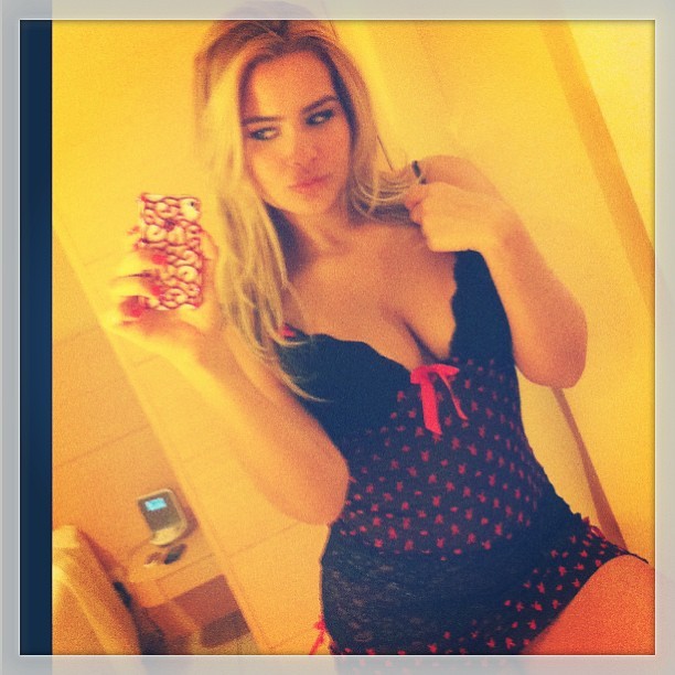 Geisy Arruda posta foto usando lingerie transparente