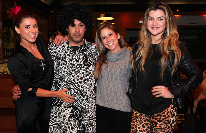 Mirella Santos e amigos se reúnem em bar para assistir início de A Fazenda 6