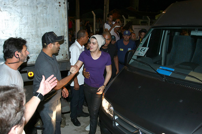 Luan Santana dança agarradinho com fã em Pernambuco